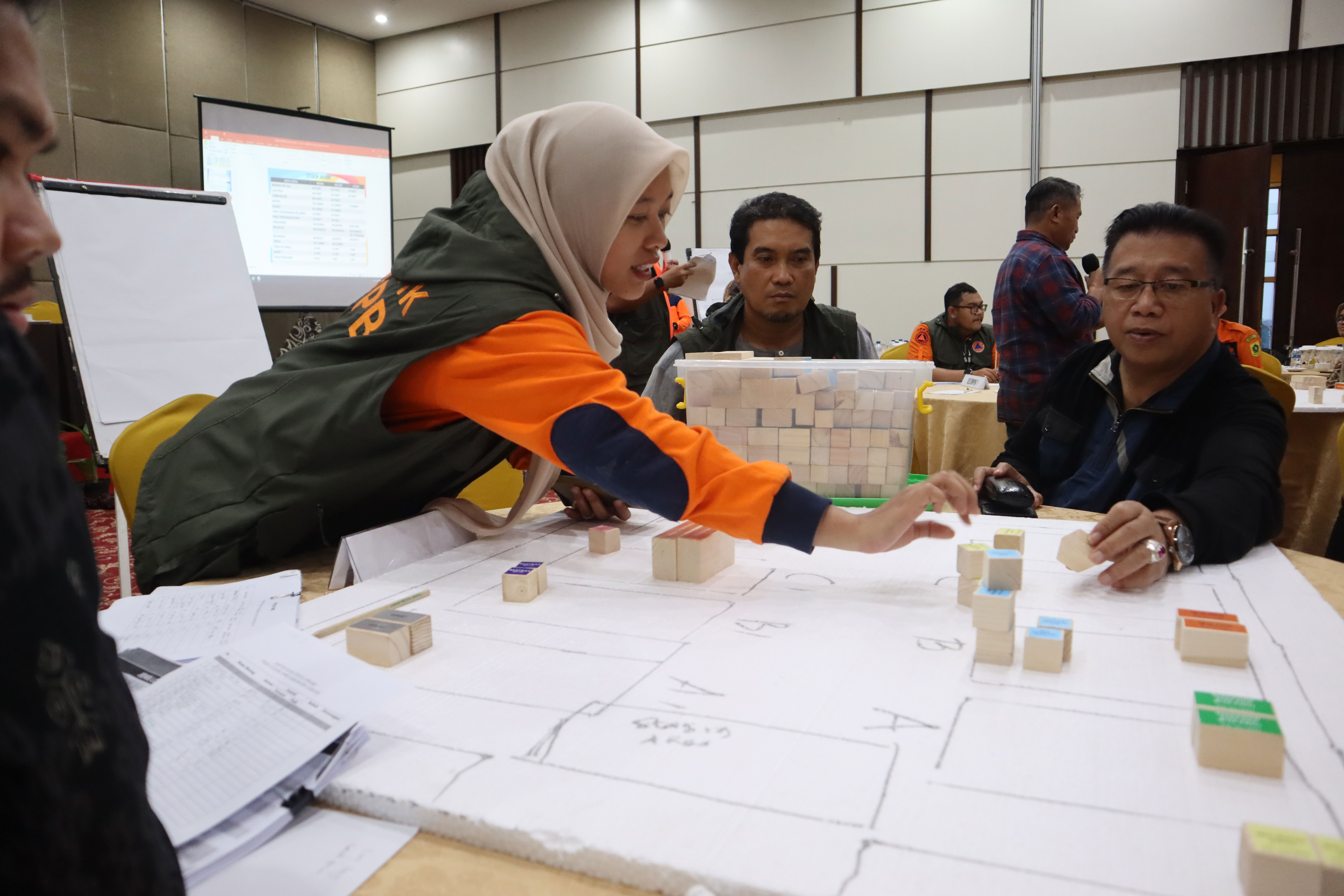 Para peserta terdiri dari 17 perwakilan BPBD Provinsi yang menerima materi dan praktek manajemen pergudangan (7/6).